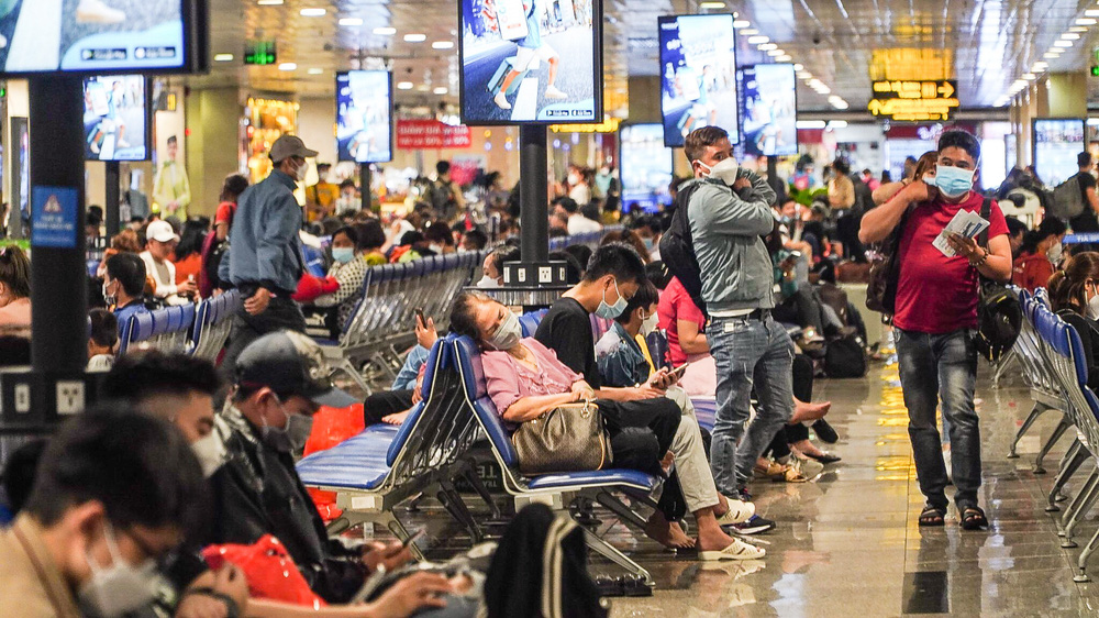 Người dân ùn ùn đổ về quê ăn Tết - sân bay Tân Sơn Nhất đông bất ngờ - Ảnh 4.