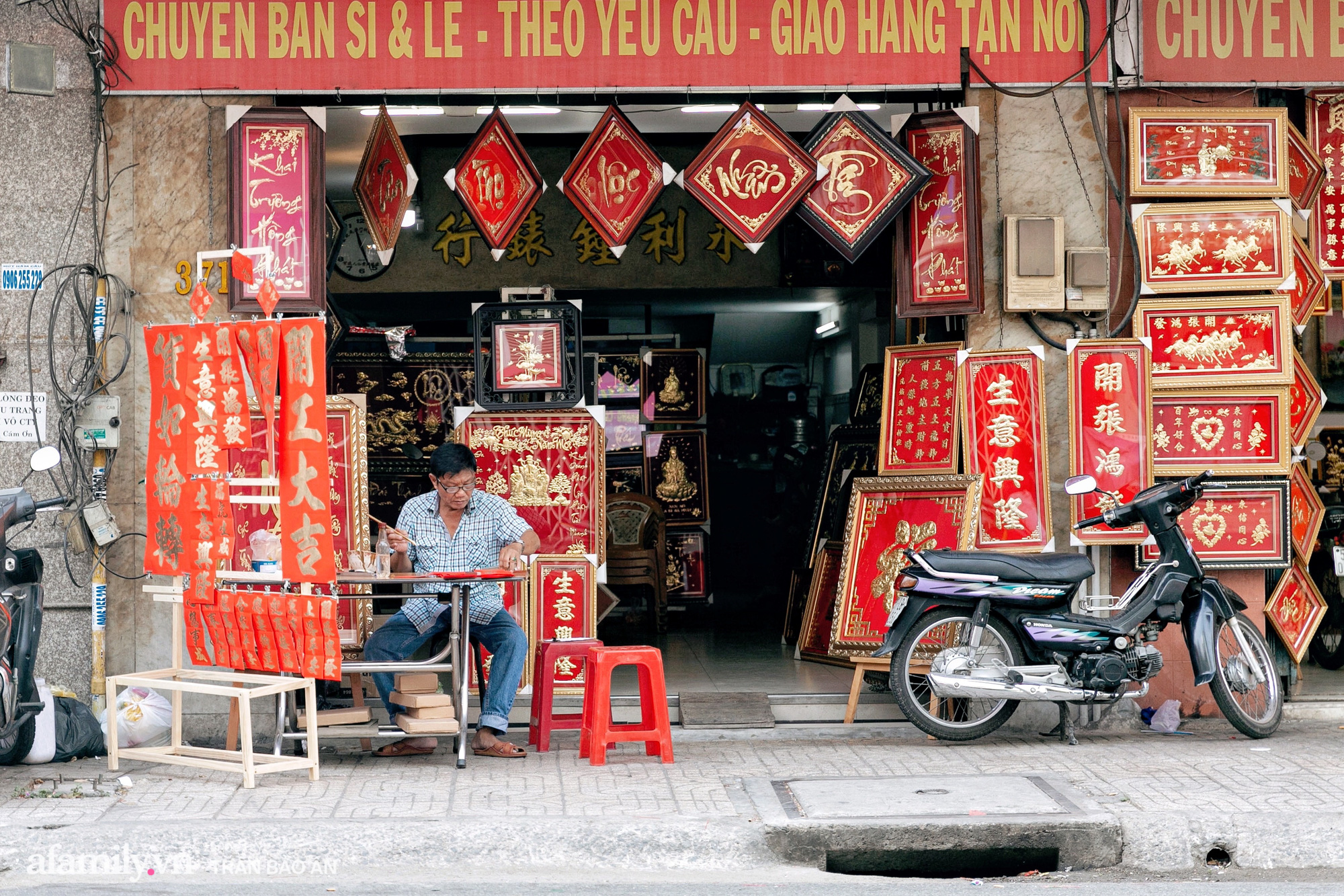 Nghề viết liễn của người Hoa - một trong những báo hiệu Tết đã về và câu chuyện nhiều ý nghĩa - Ảnh 1.