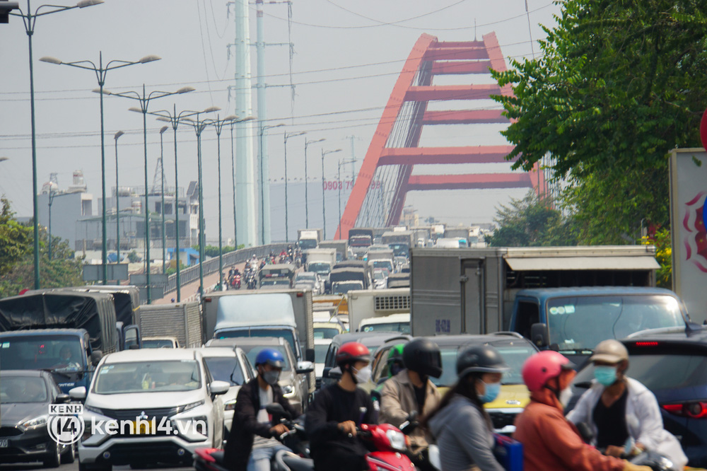 Ảnh: Cửa ngõ sân bay Tân Sơn Nhất, bến xe Miền Đông kẹt xe từ trưa đến chiều ngày cận Tết - Ảnh 11.