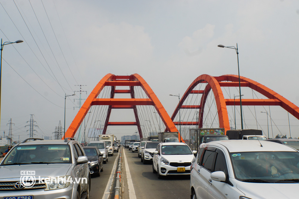 Ảnh: Cửa ngõ sân bay Tân Sơn Nhất, bến xe Miền Đông kẹt xe từ trưa đến chiều ngày cận Tết - Ảnh 8.