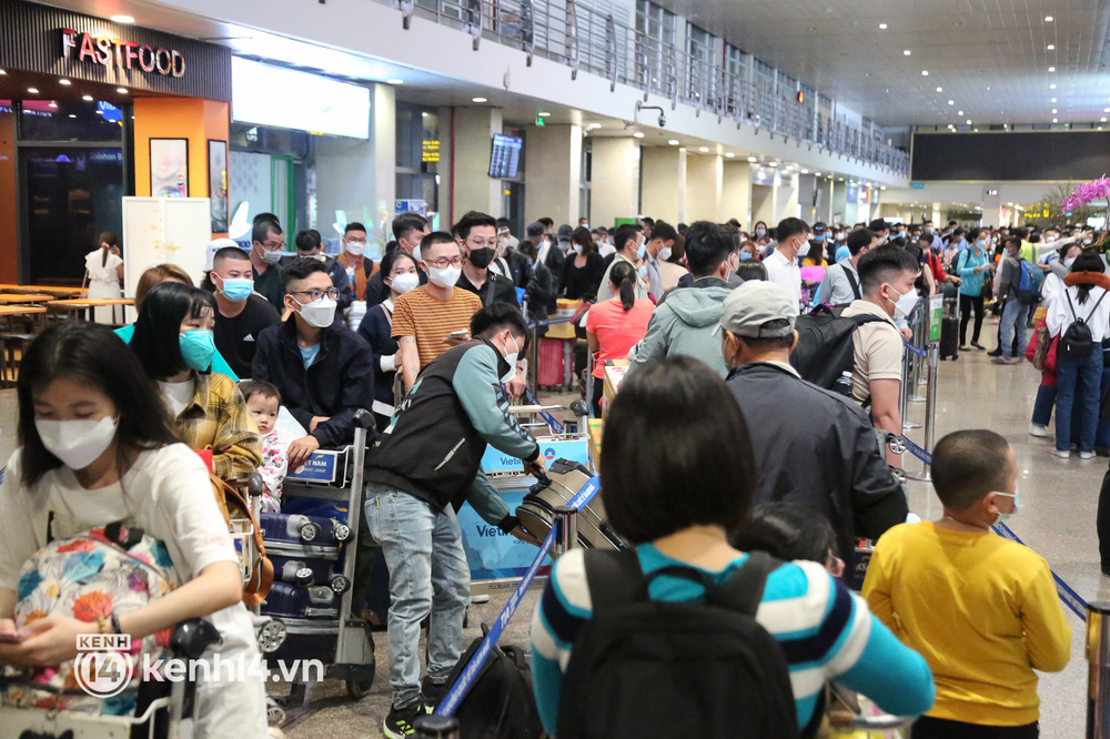 Sáng 25 Tết, sân bay Tân Sơn Nhất đông nghẹt người về quê, hành khách đến từ 3h sáng để chờ check in - Ảnh 3.