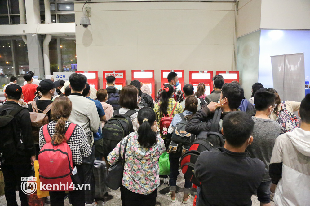 Sáng 25 Tết, sân bay Tân Sơn Nhất đông nghẹt người về quê, hành khách đến từ 3h sáng để chờ check in - Ảnh 11.