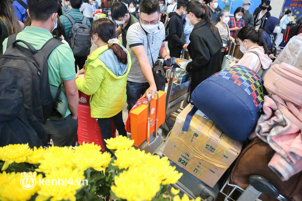 Sáng 25 Tết, sân bay Tân Sơn Nhất đông nghẹt người về quê, hành khách đến từ 3h sáng để chờ check in - Ảnh 8.