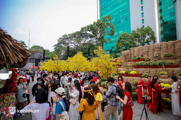 Người TP.HCM đổ xô đi chụp ảnh Tết đông như trẩy hội: Trai xinh gái đẹp lên đồ siêu chặt chém, thần thái không đùa được đâu! - Ảnh 3.