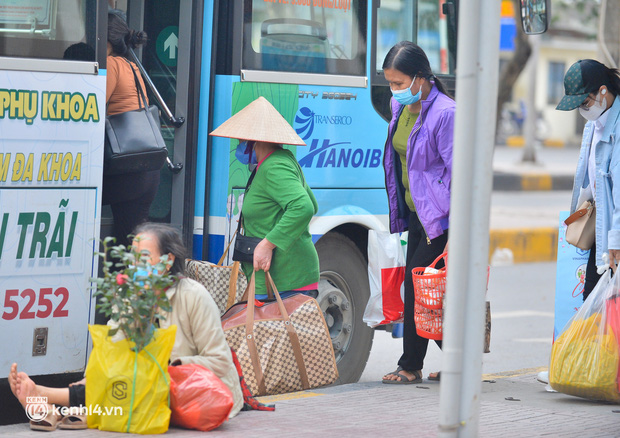 Cập nhật tình hình các bến xe ở Sài Gòn - Hà Nội ngay lúc này: “Nhìn mọi người mang quà Tết về quê khiến mình thấy háo hức lắm” - Ảnh 4.