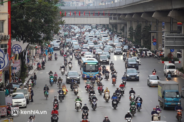 Cập nhật tình hình các bến xe ở Sài Gòn - Hà Nội ngay lúc này: “Nhìn mọi người mang quà Tết về quê khiến mình thấy háo hức lắm” - Ảnh 14.