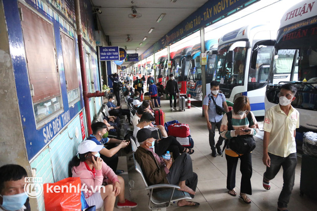 Cập nhật tình hình các bến xe ở Sài Gòn - Hà Nội ngay lúc này: “Nhìn mọi người mang quà Tết về quê khiến mình thấy háo hức lắm” - Ảnh 23.