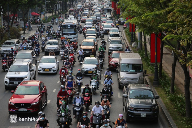 Cập nhật tình hình các bến xe ở Sài Gòn - Hà Nội ngay lúc này: “Nhìn mọi người mang quà Tết về quê khiến mình thấy háo hức lắm” - Ảnh 24.