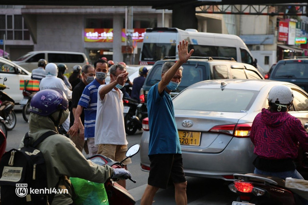 Cập nhật tình hình các bến xe ở Sài Gòn - Hà Nội ngay lúc này: “Nhìn mọi người mang quà Tết về quê khiến mình thấy háo hức lắm” - Ảnh 26.