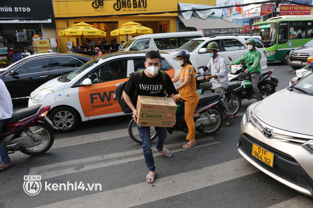 Cập nhật tình hình các bến xe ở Sài Gòn - Hà Nội ngay lúc này: “Nhìn mọi người mang quà Tết về quê khiến mình thấy háo hức lắm” - Ảnh 31.