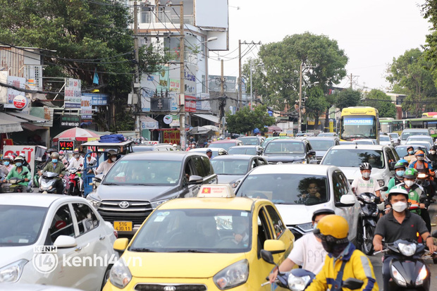 Cập nhật tình hình các bến xe ở Sài Gòn - Hà Nội ngay lúc này: “Nhìn mọi người mang quà Tết về quê khiến mình thấy háo hức lắm” - Ảnh 27.