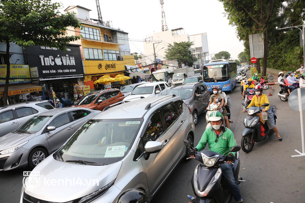 Cập nhật tình hình các bến xe ở Sài Gòn - Hà Nội ngay lúc này: “Nhìn mọi người mang quà Tết về quê khiến mình thấy háo hức lắm” - Ảnh 29.