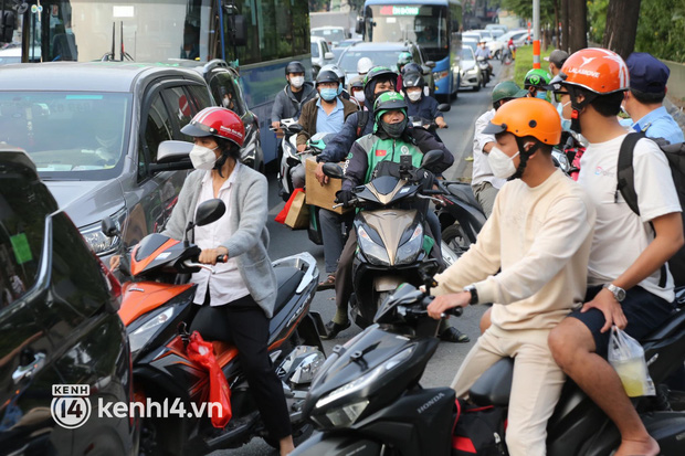 Cập nhật tình hình các bến xe ở Sài Gòn - Hà Nội ngay lúc này: “Nhìn mọi người mang quà Tết về quê khiến mình thấy háo hức lắm” - Ảnh 30.