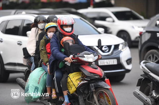 Cập nhật tình hình các bến xe ở Sài Gòn - Hà Nội ngay lúc này: “Nhìn mọi người mang quà Tết về quê khiến mình thấy háo hức lắm” - Ảnh 12.