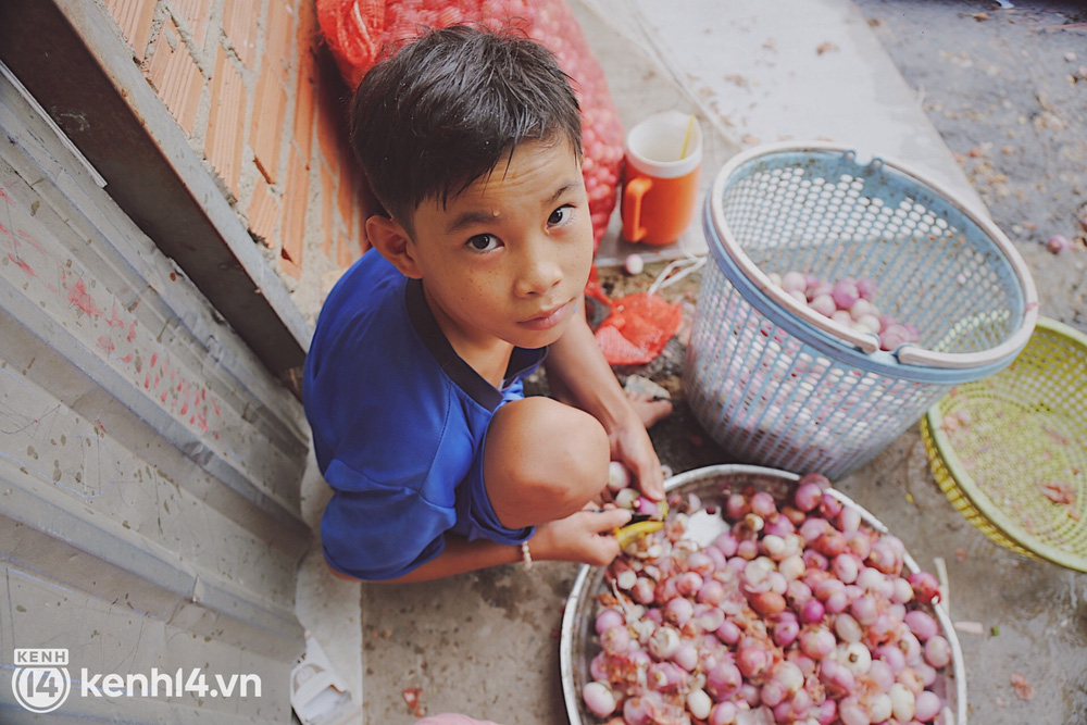 Xóm nhà lá Sài Gòn hiu quạnh ngày cận Tết: Không về quê được, buồn lắm chứ, nhưng vì hoàn cảnh chứ bà đâu muốn - Ảnh 11.