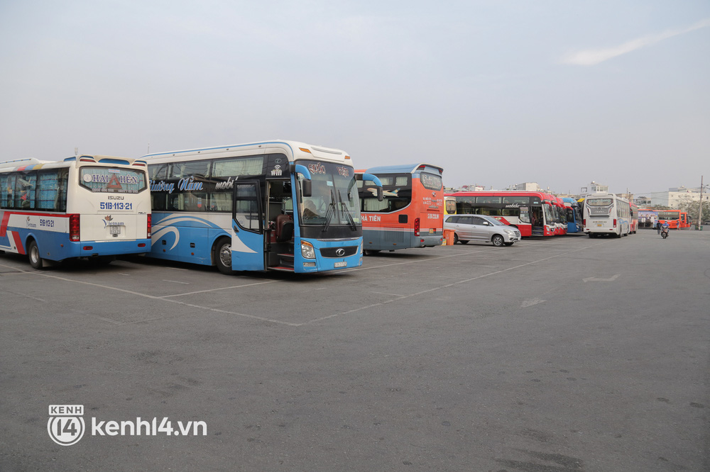 Hình ảnh bất ngờ tại bến xe Miền Tây chiều 26 Tết, lác đác vài khách đến mua vé về quê - Ảnh 11.