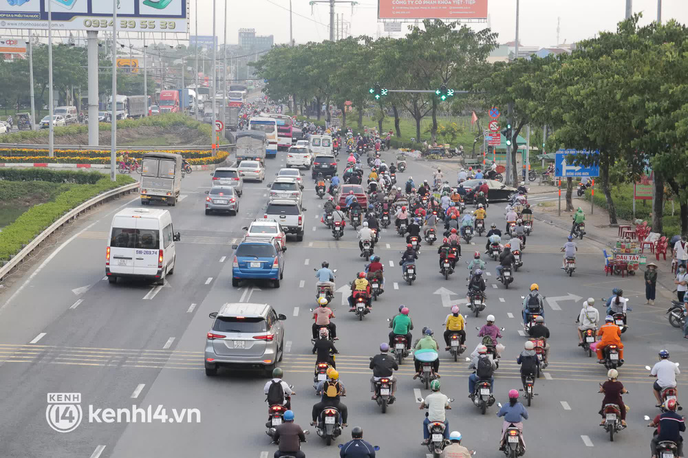 Hình ảnh bất ngờ tại bến xe Miền Tây chiều 26 Tết, lác đác vài khách đến mua vé về quê - Ảnh 15.