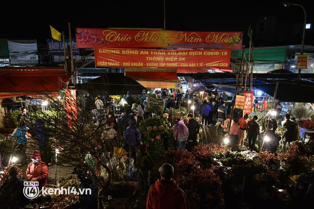 Người dân chen chân đi mua hoa Tết ở chợ hoa lớn nhất Hà Nội dù thời tiết mưa rét 10 độ C - Ảnh 1.