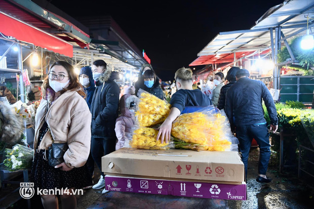 Người dân chen chân đi mua hoa Tết ở chợ hoa lớn nhất Hà Nội dù thời tiết mưa rét 10 độ C - Ảnh 12.