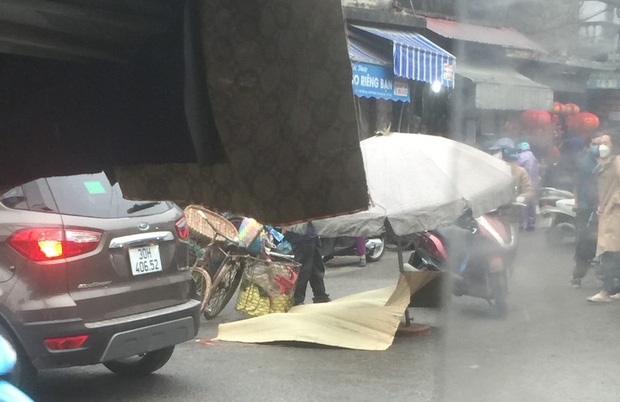 Hà Nội: Xót xa cụ ông bán rau tử vong thương tâm giữa trời mưa gió ngày cuối năm, bênh cạnh chiếc xe đạp chở chiếc sọt chở rau đã trống - Ảnh 2.