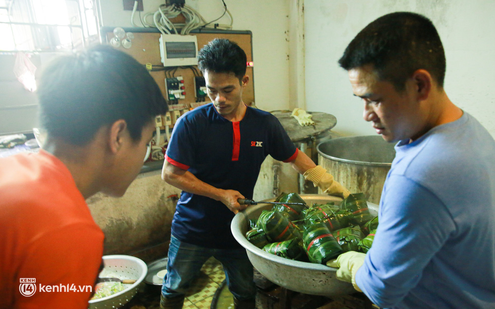 Làng bánh chưng nổi tiếng Hà Nội ngày cận Tết: Thợ gói bánh chạy đua với thời gian, chưa đầy 30 giây xong một chiếc bánh - Ảnh 6.