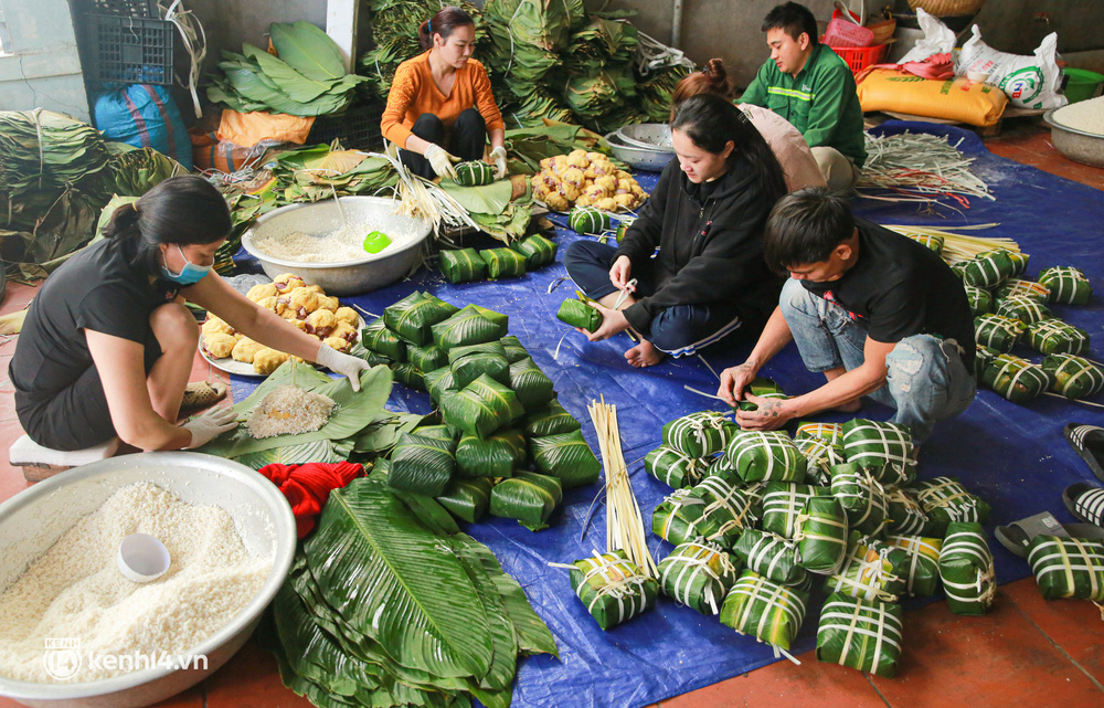 Làng bánh chưng nổi tiếng Hà Nội ngày cận Tết: Thợ gói bánh chạy đua với thời gian, chưa đầy 30 giây xong một chiếc bánh - Ảnh 1.