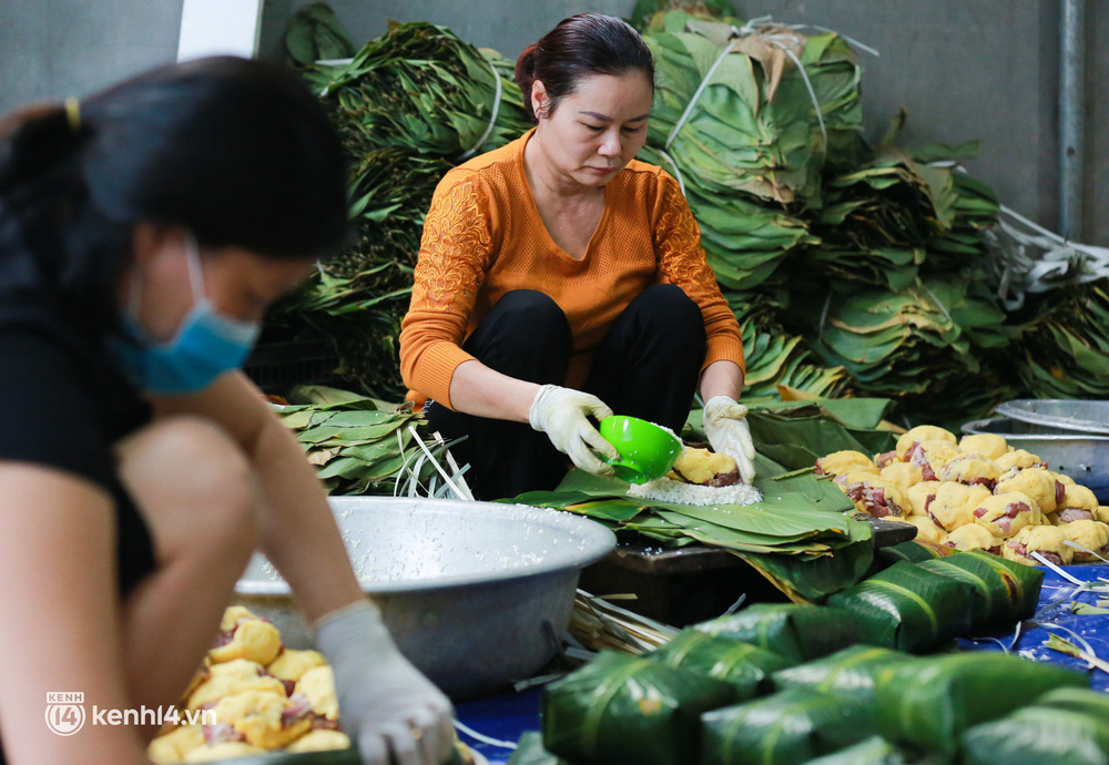 Làng bánh chưng nổi tiếng Hà Nội ngày cận Tết: Thợ gói bánh chạy đua với thời gian, chưa đầy 30 giây xong một chiếc bánh - Ảnh 2.