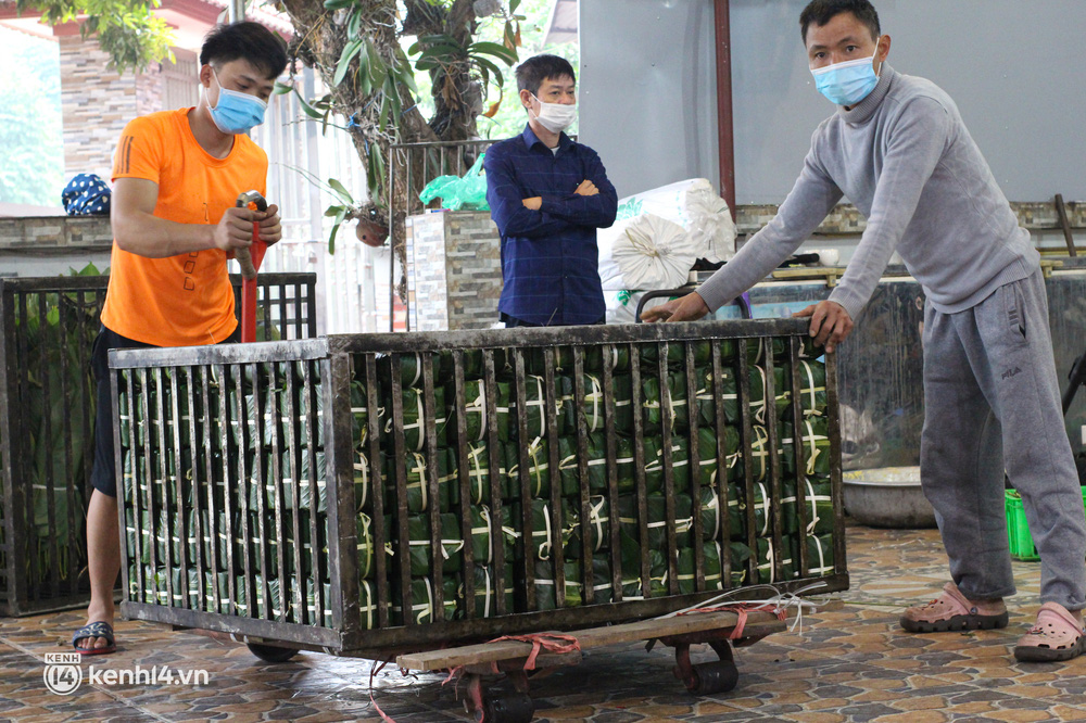 Làng bánh chưng nổi tiếng Hà Nội ngày cận Tết: Thợ gói bánh chạy đua với thời gian, chưa đầy 30 giây xong một chiếc bánh - Ảnh 7.