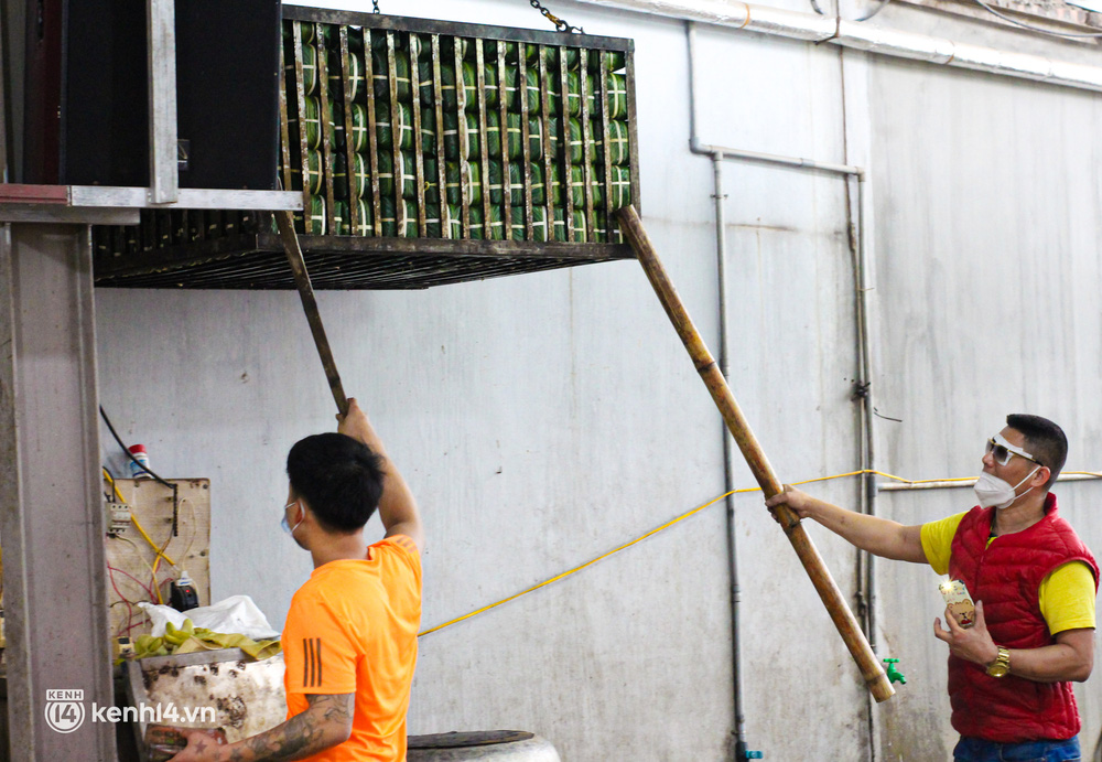 Làng bánh chưng nổi tiếng Hà Nội ngày cận Tết: Thợ gói bánh chạy đua với thời gian, chưa đầy 30 giây xong một chiếc bánh - Ảnh 9.