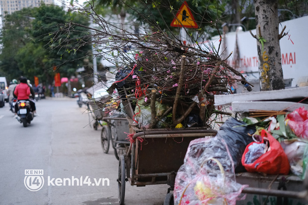 Công nhân vệ sinh lao động giữa cái rét chiều 29 Tết: “Mong được về nhà lắm, con chị đang đợi mẹ về đón giao thừa” - Ảnh 5.