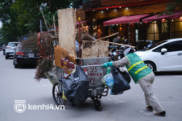 Công nhân vệ sinh lao động giữa cái rét chiều 29 Tết: “Mong được về nhà lắm, con chị đang đợi mẹ về đón giao thừa” - Ảnh 9.