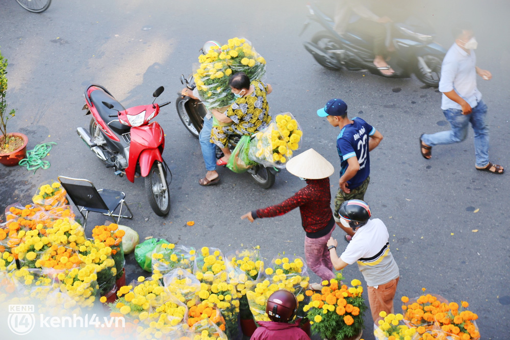 Đại hạ giá sáng 29 Tết mà người dân chỉ đến xem hoa, tiểu thương ngậm ngùi cắt cành than thở: Chưa năm nào ế như năm nay - Ảnh 8.