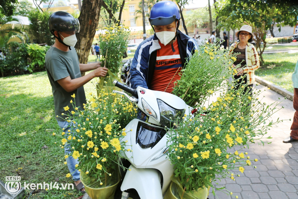 Tiểu thương Sài Gòn cắt bỏ phần hoa ế trưa 29 Tết, bán đổ bán tháo để về nhà: Giờ chỉ còn 20k, 30k/chậu mà có người vẫn trả giá thì chịu, chị không bán, thà lỗ luôn... - Ảnh 6.