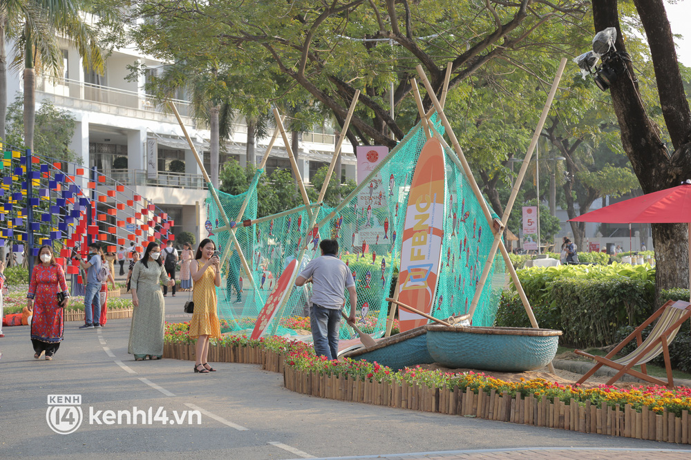 Đường hoa xuân ở phố nhà giàu Phú Mỹ Hưng đậm chất làng quê 3 miền, du khách ùn ùn đến “check in” - Ảnh 11.