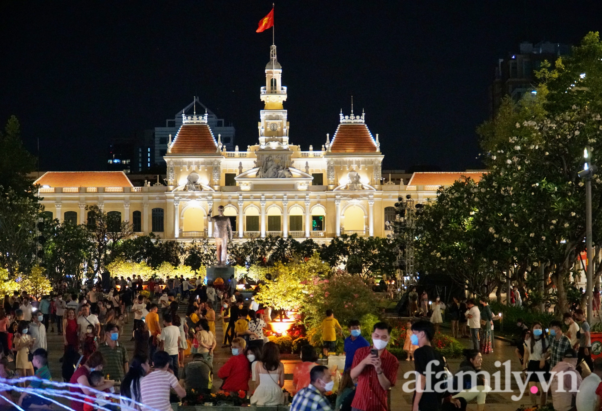 Mùng 1 Tết: Các chị em xuống phố du xuân đón chào năm mới với mong muốn một năm bình an - Ảnh 6.