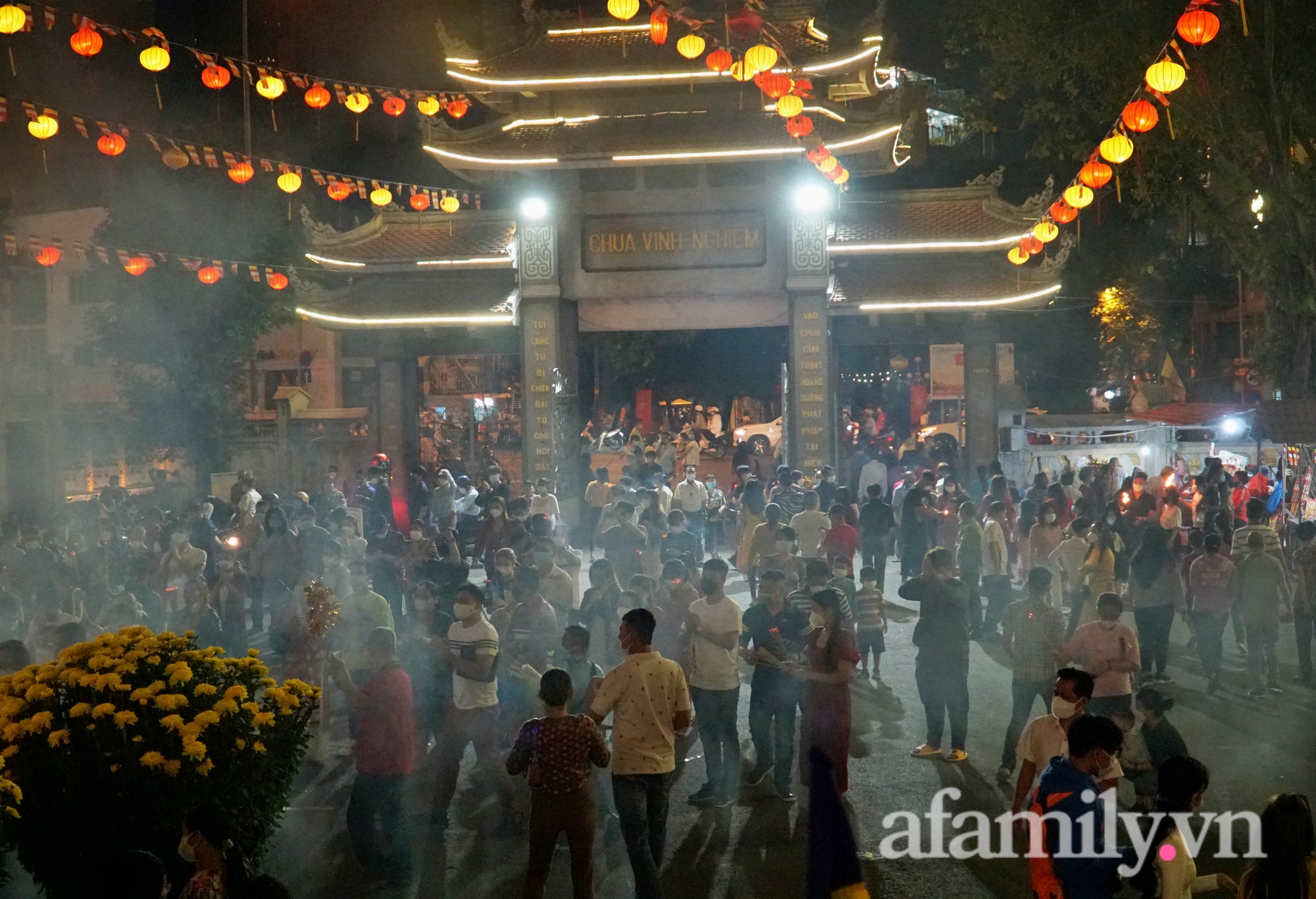 Mùng 1 Tết: Các chị em xuống phố du xuân đón chào năm mới với mong muốn một năm bình an - Ảnh 4.