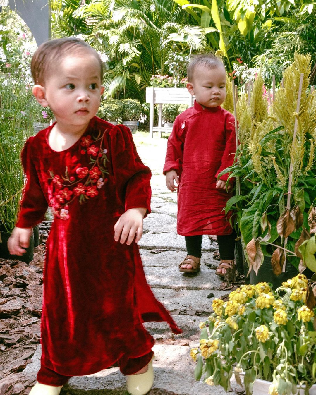 Gia đình Hồ Ngọc Hà Kim Lý Mặc áo Dài đỏ Rực Chiếm Spotlight Vbiz Ngày Mùng 1 Tết Làm Cha Mẹ
