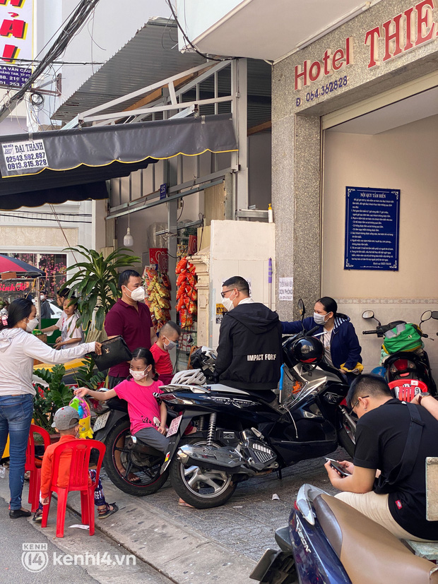 Người TP.HCM đổ về Vũng Tàu sáng mùng 3: Khách nháo nhác tìm phòng, nhà nghỉ bình dân cũng “hét giá” trên trời! - Ảnh 9.