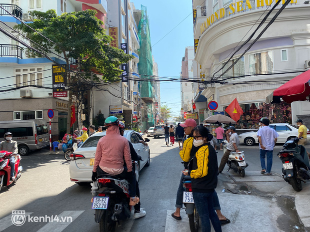 Người TP.HCM đổ về Vũng Tàu sáng mùng 3: Khách nháo nhác tìm phòng, nhà nghỉ bình dân cũng “hét giá” trên trời! - Ảnh 3.