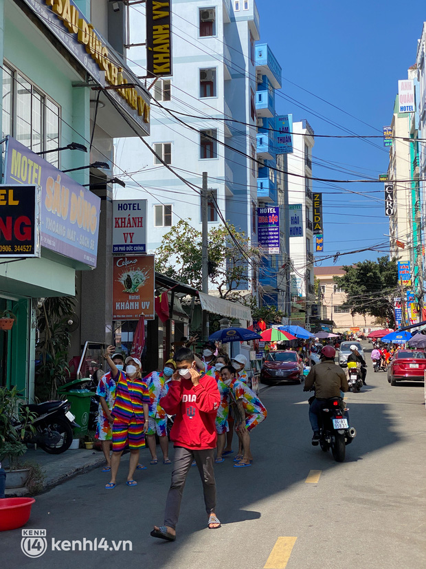 Người TP.HCM đổ về Vũng Tàu sáng mùng 3: Khách nháo nhác tìm phòng, nhà nghỉ bình dân cũng “hét giá” trên trời! - Ảnh 5.