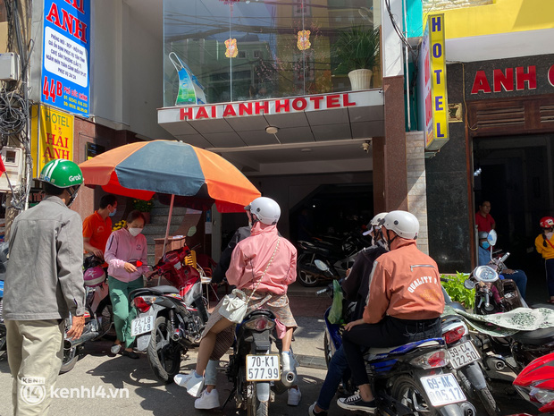 Người TP.HCM đổ về Vũng Tàu sáng mùng 3: Khách nháo nhác tìm phòng, nhà nghỉ bình dân cũng “hét giá” trên trời! - Ảnh 2.