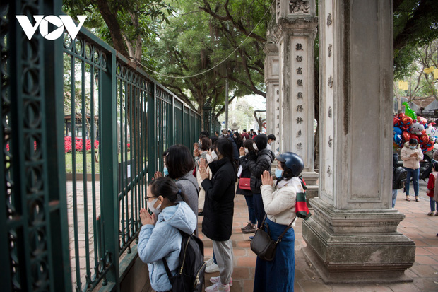 Chen chân vái vọng trước cửa Phủ Tây Hồ sáng mùng 3 Tết Nhâm Dần - Ảnh 15.