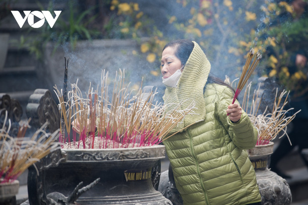 Chen chân vái vọng trước cửa Phủ Tây Hồ sáng mùng 3 Tết Nhâm Dần - Ảnh 9.