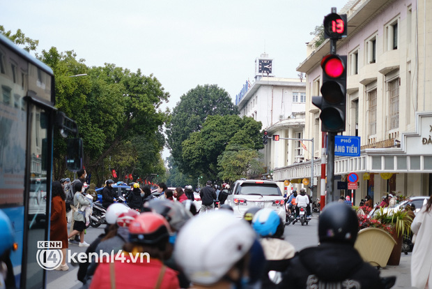 Ảnh: Người dân xếp hàng chờ đi xe bus 2 tầng, hồ Gươm “thất thủ” trong chiều mùng 4 Tết - Ảnh 1.