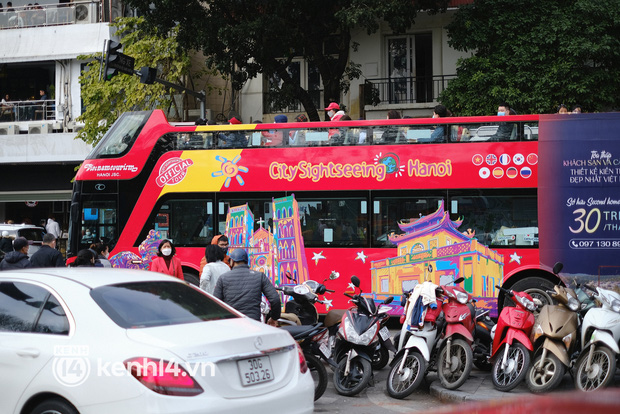 Ảnh: Người dân xếp hàng chờ đi xe bus 2 tầng, hồ Gươm “thất thủ” trong chiều mùng 4 Tết - Ảnh 12.