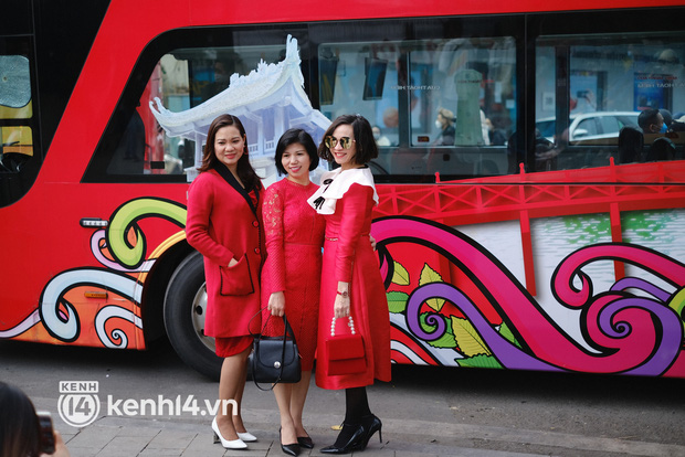 Ảnh: Người dân xếp hàng chờ đi xe bus 2 tầng, hồ Gươm “thất thủ” trong chiều mùng 4 Tết - Ảnh 13.