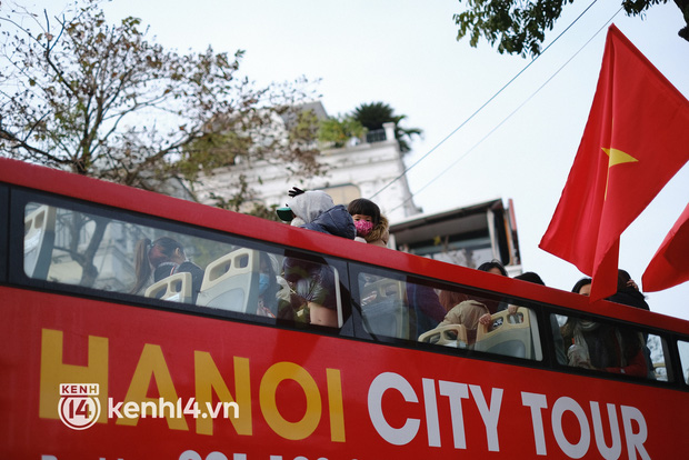 Ảnh: Người dân xếp hàng chờ đi xe bus 2 tầng, hồ Gươm “thất thủ” trong chiều mùng 4 Tết - Ảnh 15.