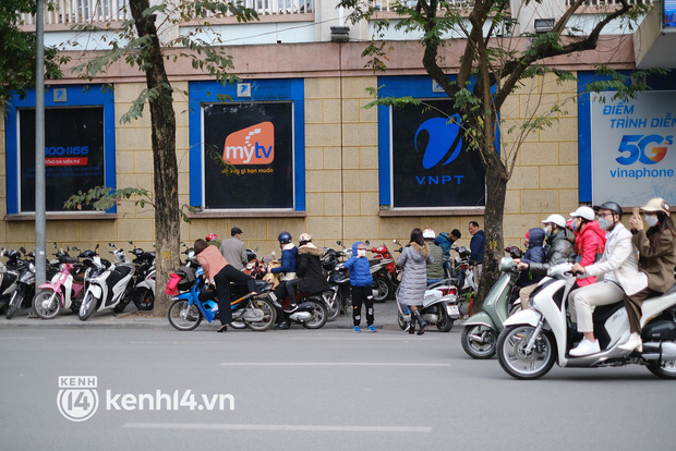 Ảnh: Người dân xếp hàng chờ đi xe bus 2 tầng, hồ Gươm “thất thủ” trong chiều mùng 4 Tết - Ảnh 4.