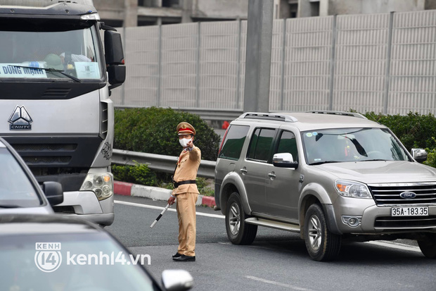 Ảnh: Người dân ùn ùn trở về Hà Nội sau kỳ nghỉ Tết, cao tốc Pháp Vân - Cầu Giẽ cửa ngõ phía Nam ùn tắc kéo dài - Ảnh 4.