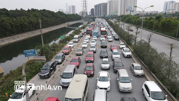 Ảnh: Người dân ùn ùn trở về Hà Nội sau kỳ nghỉ Tết, cao tốc Pháp Vân - Cầu Giẽ cửa ngõ phía Nam ùn tắc kéo dài - Ảnh 3.